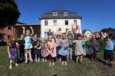Während Bürgermeister Michael Franke den symbolischen Scheck über 7000Euro für die Kitas im Ort erhielt, bekamen die Kinder alle ein Eis.