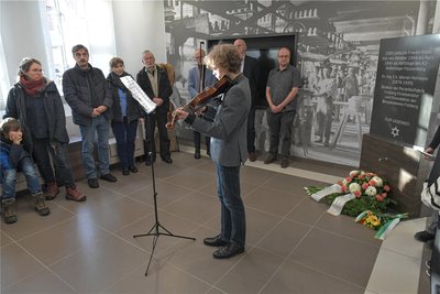 Karl Stahl umrahmte mit einem schwermütigen Solostück auf der Violine die Gedenkveranstaltung für die Opfer des Nationalsozialismus.