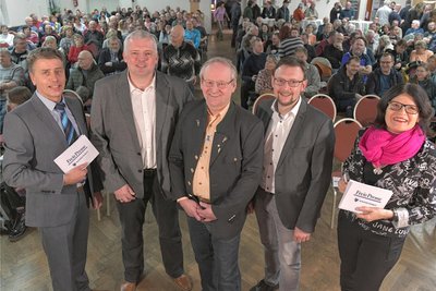 Die „Freie Presse“-Redakteure Heike Hubricht und Jan Leißner (l.) mit den Kandidaten André Erler (2.v.l.), Gunther Zschommler (M.) und Rolf Weigand.