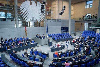 Pendler, Gastronomen und Ehrenamtler sollen steuerlich entlastet werden. Ein entsprechendes Gesetz hat der Bundestag in Berlin beschlossen.