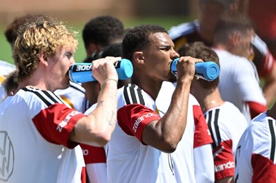 Viel Trinken gegen die Hitze, Nick Woltemade (l) und Malick Thiaw in einer kurzen Trainingspause. 