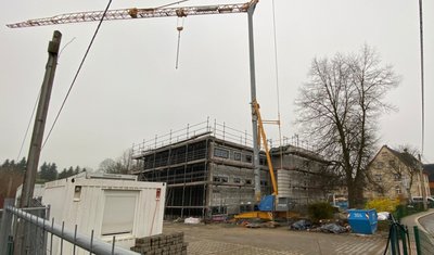 Die Baustelle für den Hort in Burkhardtsdorf: Eigentlich sollten hier schon seit Jahresbeginn Kinder toben. Ein Ärgernis ist auch der Kran - wegen Umplanungen der Treppe steht dieser nur rum, so die Gemeinde. Die dafür veranschlagten 15.000 Euro will das Rathaus nicht tragen. 