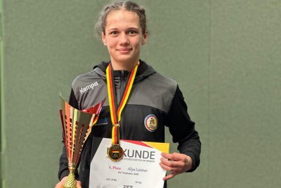 Stolz präsentiert Aliya Leistner ihre Meistertrophäe.