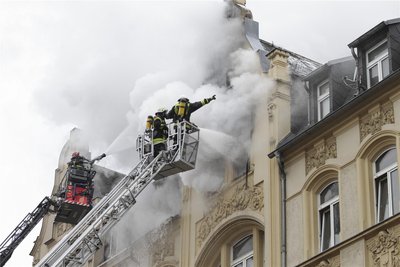 Plauens Feuerwehrleute riskieren Gesundheit und Leben, um andere zu retten. Bei diesem Brand 2018 in einer Dachgeschosswohnung konnten sie zwei Menschen nur noch tot bergen.