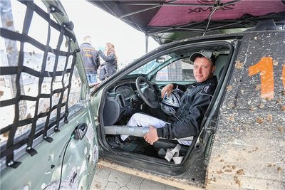 Thomas Heinze macht Schrottautos fit für Rennen. Damit ist er am Himmelfahrtstag am Chemnitz-Center an den Start gegangen. 