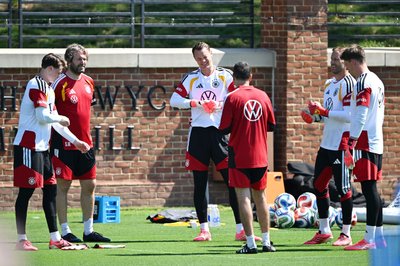 Manuel Neuer (M) und seine Torhüterkollegen beim Training in langen Hosen bei über 30 Grad. 