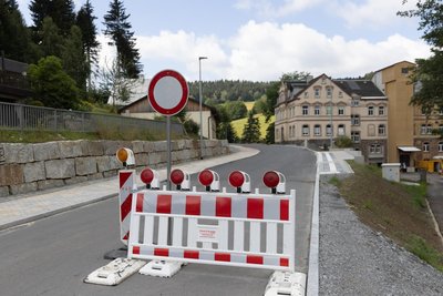 Noch ist die Durchfahrt auf der S 266 zwischen Cranzahl und Neudorf verboten. Doch die Vollsperrung kann deutlich früher als geplant aufgehoben werden.