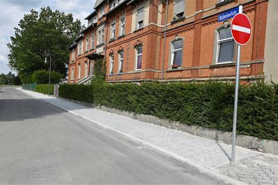 Vom Bahnhof aus gesehen ist die erneuerte Straße als Einbahnstraße ausgewiesen.