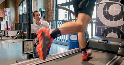 Lauftechnikanalyse bei Spoorth in Chemnitz. Im Bild Sebastian Siegert, Sportwissenschaftler bei der Lauftechnikanalyse eines Läufers auf dem Laufband.