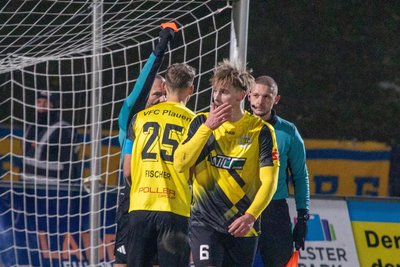 Die rote Karte für Eric Träger (vorn) in der Nachspielzeit konnte im Plauener Lager niemand nachvollziehen.