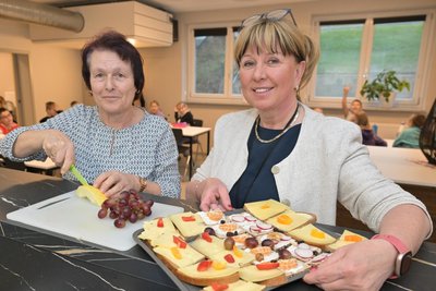 Kerstin Baumann aus Sosa (li.) gehört zu den ehrenamtlichen Helferinnen, die morgens das Frühstück zubereiten. Schulleiterin Manuela Strauß hilft beim Servieren.