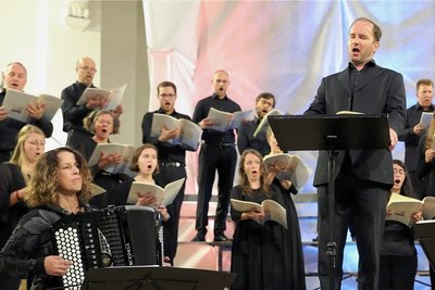 Lied-Klassiker in beeindruckender Neudeutung: Bariton Tobias Berndt (Mitte) brachte gemeinsam mit Heidi Steger und Uwe Steger (nicht im Bild) am Akkordeon sowie dem Gewandhauschor Leipzig das Arrangement von Schuberts "Winterreise" aus der Feder von Chorleiter Gregor Meyer zur Uraufführung. 