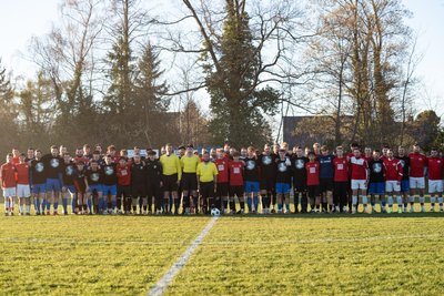 Vor dem Anstoß kamen alle Sportler für ein Gruppenfoto zusammen.