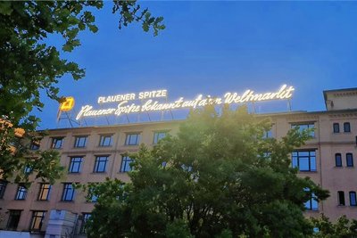 Mehrere Dutzend Plauener verfolgten die Inbetriebnahme des denkmalgeschützten Schriftzuges in der Dürerstraße.