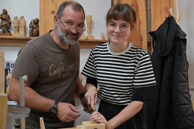 Holzbildhauer Lars Neubert (li.) mit Workshop-Teilnehmerin Beatrice Dietel.