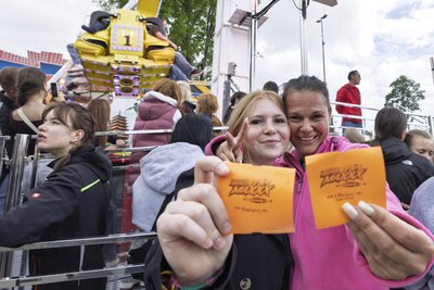 Die 14-jährige Hanna und ihre Mutter Peggy Stütz aus Landau in der Pfalz haben es auf der Kät vor allem auf Nervenkitzel abgesehen – unabhängig von den Fahrpreisen.
