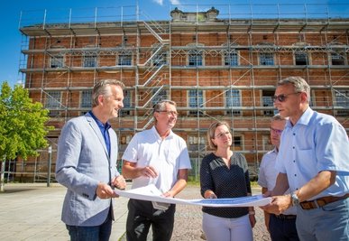 Investor Maik Renner und Architekt Jürgen Wischnewski mit der Leiterin der Finanzverwaltung, Janet Pentke, dem Leiter der Bauverwaltung, André Stefan und Oberbürgermeister Volker Holuscha (von links).