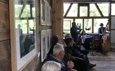 Zur Eröffnung der neuen Sommergalerie "Sommergäste XIII" spielten Die Elbzigeuner in der Scheune im Hofefeld. 