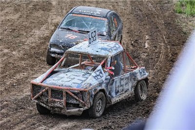 Zerbeult durch den Matsch: So sieht es aus beim Stockcar-Rennen. 