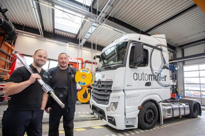 Werkstattleiter Marcus Gemeinhardt (links) und Marco Rabe als Teamleiter Diagnostik in der Werkstatthalle von Auto-Müller in Oberlosa, wo die Nutzfahrzeuge gewartet und repariert werden.