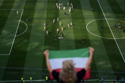 Die Flaggen unterschieden sich, in der Unterstützung für die Mannschaft waren sich viele Iran-Fans im Stadion aber einig.