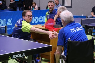 Shake-Hands zwischen Jiri Sucharda (TTV Erlbach) und seinem Gegner Andreas Pohlink (TTC Halle 2).