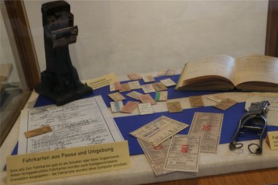 Stempelpresse und Fahrkartenlocher, wie sie vor Jahren gebräuchlich waren.
