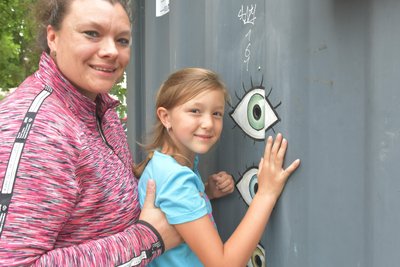 Die sechsjährige Fenja - hier mit ihrer Mutter Mareike - wünscht sich den Container auch an ihre Schule.
