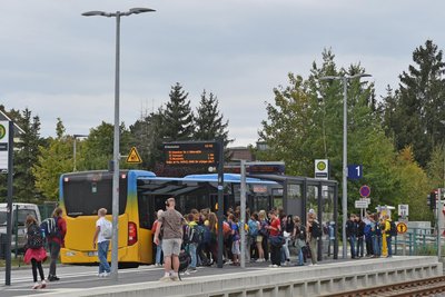 Am Umsteige-Bahnhof Chemnitz-Reichenhain sollen künftig nach Schulschluss größere Busse eingesetzt werden.