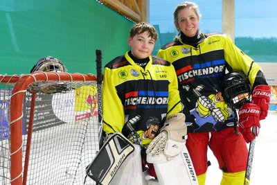 Während ihr Sohn Leo das Tor hütet, spielt Nadine Rieke im Angriff der Seiffener Icecrackers.