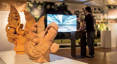 Der lichtdurchflutete Erker der Ausstellungsebene ist mit bunten Lampions und Reishüten aus Vietnam geschmückt. Eine gute Gelegenheit für ein Selfie.