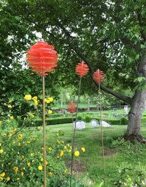 Glaskunst im Garten von Susanne und Carsten Gille. 
