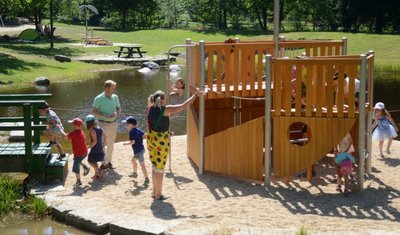 Das Piratenschiff steht auf einer eigens angelegten kleinen Insel in der Weißen Göltzsch, die hier in die Talsperre fließt. 