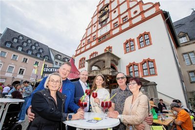 Das Spitzenfest 2023 ist eröffnet: Oberbürgermeister Steffen Zenner und Spitzenprinzessin Maxi Schulz stoßen mit Plauener Bürgern auf das dreitägige Fest an.