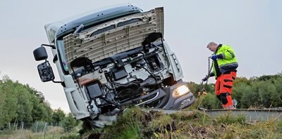 Durch den Aufprall wurde der Lkw über die Leitplanke geschoben.