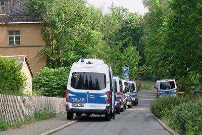 An der Arndtstraße in Aue rückten am Mittwochmorgen um 7 Uhr mehrere Einsatzfahrzeuge an. 