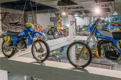 Hercules-Werksmotorräder werden auf der zweiten Etage der früheren Diskothek kunstvoll in Szene gesetzt.