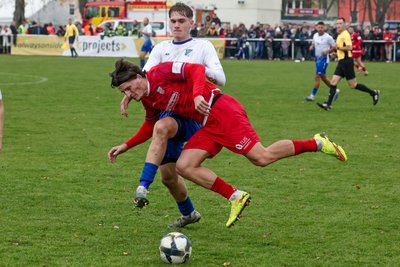 Das Foto vom Sachsenpokal-Achtelfinale gegen den FSV Zwickau zeigt den Glauchauer Torschützen Fabio Anger (hinten) im Zweikampf mit FSV-Angreifer Veron Dobruna.