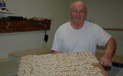 Bernd Holzmüller und seine "Zuckermännle" auf einem Foto von 2014. 