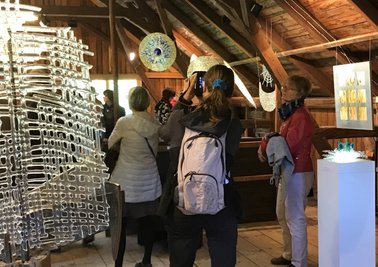 Dieses Jahr können die Besucher in der Tenne des Gilleschen Hofes Kunst in Glas und Metall, darunter Skulpturen, sowie klein- und großformatige Malerei und Grafik, sehen. 
