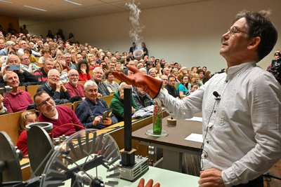 Prof. Dr. Ulrich Schwarz bei einem der Versuche mit Strom und Spannung.
