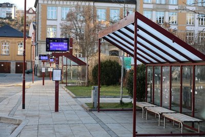 Trotz dass die Anzeigen noch Bus-Fahrzeiten vermeldeten, fuhr am Morgen vom Auer Postplatz aus nichts mehr.