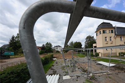 Neben dem Limbach-Oberfrohnaer Gymnasium wird eine Sporthalle gebaut. Teile früherer Fahrradständer wurden bereits abgerissen. 