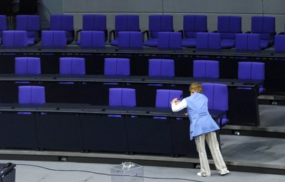  Reinigungskraft im Plenarsaal des Bundestages in Berlin. Finden die Bürger ausreichend Beachtung? 