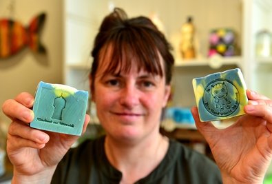 Die erste mittelsächsische Naturseife hat Madlen Seigerschmidt gesiedet. In der gläsernen Manufaktur ihres neuen Ladens will sie zukünftig zeigen, wie Seife hergestellt wird. 