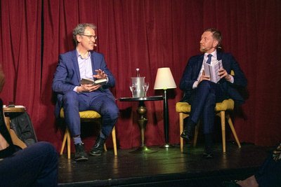 Dirk Oschmann (l.) hat am Freitagabend mit Sachsens Ministerpräsidenten Michael Kretschmer in Dresden gesprochen.