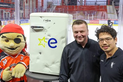 Peter Porzig (2. von rechts) zahlt 610 Euro für den lädierten und signierten Kühlschrank.