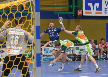 Der Auer Mindaugas Dumcius (am Ball) konnte sich hier gegen die Wetzlarer Emil Frend-Ofors (Mitte) und Stefan Kneer durchsetzen.