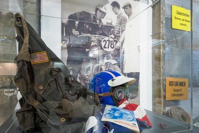 Erinnerung an den US-amerikanischen Schauspieler und Rennfahrer Steve McQueen, der 1964 beim Sechstagerennen in Erfurt teilnahm.