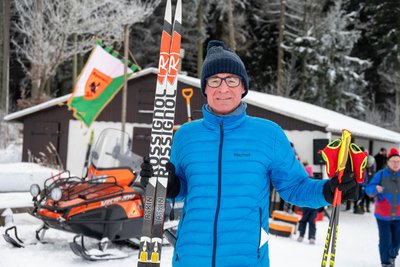Da war die Welt noch in Ordnung: Vereinsschef Ralf Ludwig vor Skihütte.